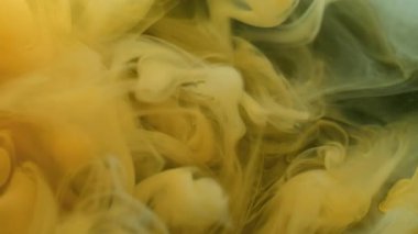 Bulut karışımı. Boyayla boyanmış. Beyaz sarı sıvı boya akışı. Sanat dumanı dalgası soyut bulanık siyah arkaplan karıştırma pigmenti.