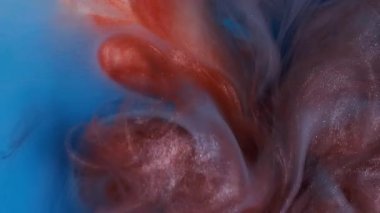 Su altı boyası. Sıvı mürekkep. Odaklanmamış mavi mor buhar dokusu dalgalanan su soyut sanat arkaplanı üzerinde yüzüyor..