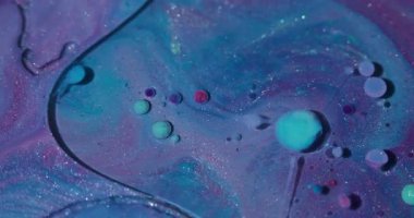 Yağ sıvısı. Mürekkep sanatı. Odaklanmamış mavi pembe renkli parlak baloncuklar soyut akrilik arka planda yayılan sıvı yuvarlak dokular..
