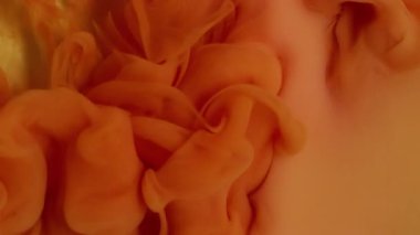 Dalga boyası. Akışkan bulut. Odaklanmamış turuncu pembe renk kimyasal karışım sıvısı soyut ıslak arka planda yayılıyor..