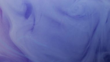 Sis boyası. Buhar akışı. Mavi mor pigment sis sarmalı suda çözünür. Sanat soyut kıvrımlı mürekkep harmanı renk bulanıklığı arkaplanı.