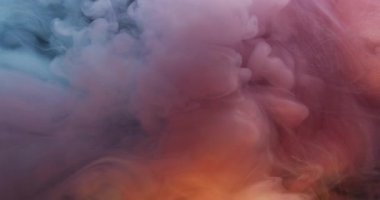 Duman suyu. Bulut buharı. Soyut sualtı akrilik sanat arka planında pembemsi mavi mürekkep kıvrımlı sıvı damlası yüzüyor.