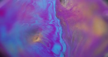 Odaklanmış boya sıçraması. Akrilik dalga. Bulanık mavi mor renkli parlak mermer pigmentler soyut yaratıcı arka planda yayılıyor..