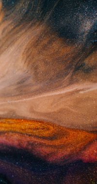 Nehir boyası. Işıl ışıl. Odaklanamayan sarı mor renkli simli parçacıklar soyut akrilik zemin üzerine dökülür..