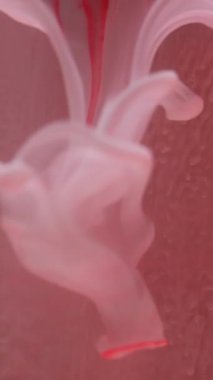 Dikey video. Boya kremi sıçraması. Bulanık mürekkep. Odaklanmamış beyaz parlak renkli damlalar soyut sanat ışığı arka planında bulutlar buhar dalgası sisi.