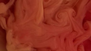 Duman mürekkebi. Fış sanatı. Soyut arkaplanda yükselen akrilik su karışımı bulutlarda çözünmüş pembe turuncu renkli sıvı doku.