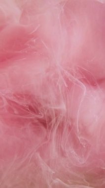 Dikey video. Boya sisi. Duman dokusu. Odaklanmamış pastel pembe renkli sis, su altında yüzen dalga, soyut sanat arkaplanı..