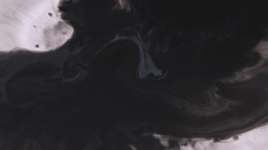 Akan doku. Geçmişi dök. Yaratıcı akrilik soyutlama üzerinde yüzen siyah beyaz mürekkep pigment yuvarlak baloncuklar.