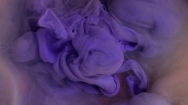 Mürekkep dalgası. Sigara arkaplanı. Odaklanmamış mor turuncu, pembe renkli duman parlatıcı parçacıkları sanat akrilik soyutlaması üzerinde uçuyor..