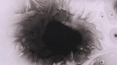 Sıçrama sanatı. Boya damlası. Odaklanamayan siyah beyaz kimyasal damlacıklar soyut akrilik zemin üzerinde yüzen sıvı pigment.