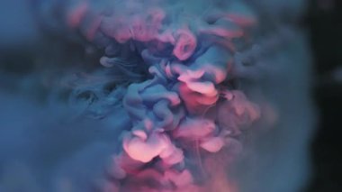 Sıvı karışımı. Dönen sis. Soyut koyu siyah ışık sanat arka planında yüzen mor renkli su dalgası dokusu.