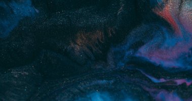 Nehir boyası. Işıl ışıl. Soyut akrilik zemin üzerinde odaksız mor turuncu renkli simli parçacıklar koyu siyah pigment.