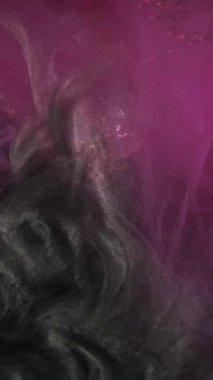 Dikey video. Boya sıçraması. Renkli boya. Parlak siyah pembe mürekkep bulutu. Soyut sanat ışığı arka planında yüzen duman bulutu dokusu..