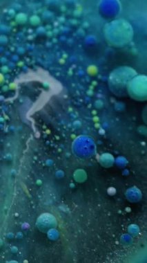 Dikey video. Kabarcık emülsiyonu. Köpük boyası. Yüzen çok renkli sanat sıvısı su dokusunu düşürür. Fantezi sakinleştirici katmanlı soyut arka plan sıvısı.