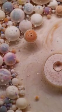 Dikey video. Boya sabunu. Yağ damlası. Kalın kremalı, akrilik mürekkepli, bej köpüklü sanat sıvısı. Dökümcü karıştırıcı pigment köpük soyut arkaplan.