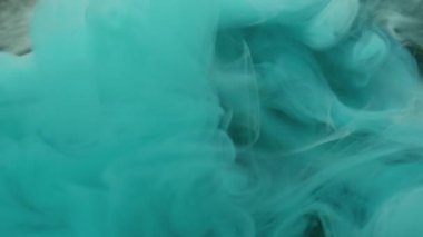 Sis sıçraması. Boya karışımı. Mavi beyaz girdaplı gizemli dere. Renk pigmenti çözünen sanat soyut koyu arkaplan yüzen dalga çözünürlüğü.