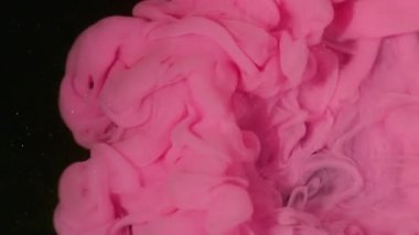 Bulut karışımı. Boyayla boyanmış. Parlak pembe boya akışı. Sanat dumanı spreyi soyut bulanık siyah köpüklü su arka planı.