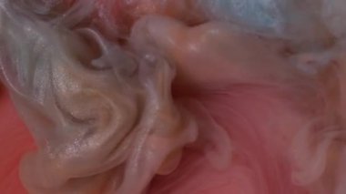 Akrilik sis. Mürekkep suyu. Odaklanmamış pembe mor renkli dumanlı sıvı dalga sıvısı soyut arkaplanda yükselen parlak dumanı harmanlıyor..