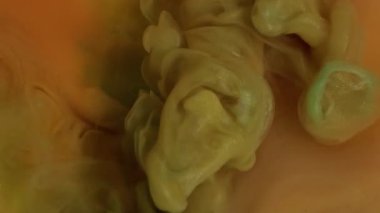 Akrilik damla. Boya rengi. Odaklanmamış sarı pembe duman dokusu su sıçrama sıvısı soyut yaratıcı sanatta yüzen sim sıvısı..