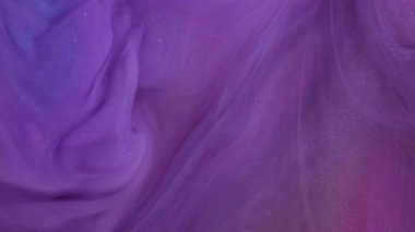 Su altı akışı. Atmosferik duman. Odaklanmamış mor renkli mürekkep dokusu su parlak akrilik dalga soyut sanat arka planında yüzüyor.