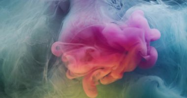 Kırık ampul. Renkli duman bulutu. Bulanık mavi mürekkep sıvısı. Kırık cam kırıkları. Soyut sanat arka planına yayılıyor..