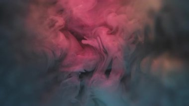 Boya akışı. Duman suyu. Odaklanmamış mor renk ışıldayan sıvı sıçrama ışıltılı doku soyut koyu siyah sanat arka planına yayılıyor.