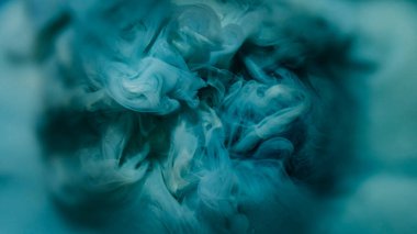 Boya sıçraması. Renk pigmenti. Özümsenmiş mavi sarı kıvrımlı simli sıvı soyut yaratıcı arka planda yayılıyor..