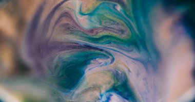 Bulanık boya akışı. Dalga karışımı. Soyut yaratıcı sanat arka planına yayılan mavi, mor renkli, parlak, nemli pigmentler..