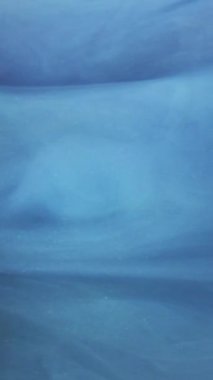 Dikey video. Sis dalgası. Buhar dokusu. Rüya gibi bir gökyüzü. Suda yüzen mavi renk bulutu hareketli soyut sanat arkaplanını ortaya çıkarıyor.