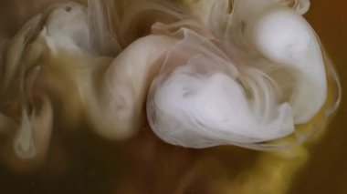 Dalga girdabı. Işıl ışıl geçmiş. Odaklanmamış beyaz turuncu renkli parlak parçacıklar soyut kara sanata yayılan mürekkep dumanı..