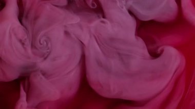 Boya fırıldağı. Renk bulutu. Odaklanmamış kırmızı mor mor akrilik simli duman dokusu soyut yaratıcı arka planda yükseliyor..