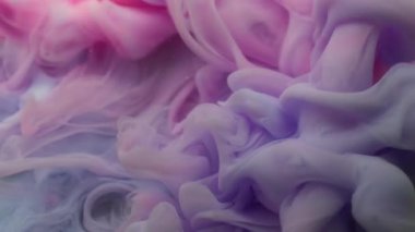 Sis sıçraması. Boya karışımı. Mor pembe girdaplı gizemli akıntı. Renk pigmenti çözünen sanat soyut siyah arkaplan yüzen dalga çözünürlüğü.