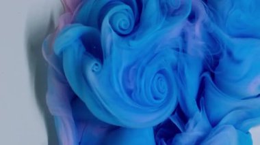 Haze spreyi. Suyu boya. Odaklanmamış mavi pembe bulut sıçrama egzoz karışımı girdap sıvısı akışı soyut beyaz arka planda yayılıyor.