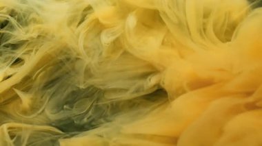 Buhar karışımı. Sis mürekkebi kıvrılıyor. Sanatta karıştırılan sarı boya çözünmüş sıvı. Hipnotik akış renk kıvrımı soyut siyah arkaplan.