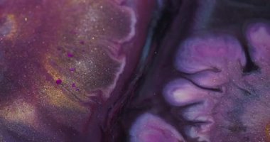 Görüntü sıçratma sanatı. Parlak boya dokusu. Odaklanmamış pembe altın renkli baloncuk ıslak pigment serpintisi soyut arkaplanda akıyor.