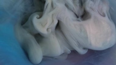 Harman damlası. Akan boya. Odaksız mavi duman kimyasal ıslak buhar suyu soyut sanat yaratıcılığı arka planında yükseliyor..