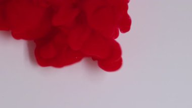 Parlak sis dalgası. Boya karışımı. Odaklanmamış kırmızı duman girdap sıvı pigment sıvısı soyut sanat beyaz yaratıcı arka planda yayılıyor.