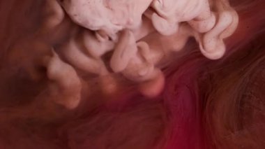 Karışık sis. Sis dokusu. Soyut akrilik zemin üzerine yayılan akrilik su kimyasal damlasında çözünmüş pembe bronz mürekkep rengi..