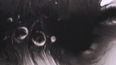 Boya lekesi. Sıvı emülsiyonu. Soyut yaratıcı sanat arka planında yüzen siyah beyaz damla kimyasal madde akışı.