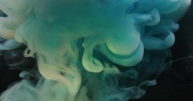 Kırık lamba. Buhar mavisi boya. Odaklanamayan renk sıvısı duman bulutu kırılan camları soyut koyu siyah arka planda dolduruyor..