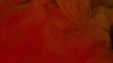 Boya fırıldağı. Dalga sisi. Suyun altında parlak sıvı mürekkep fantazisi kıvrılıyor. Kırmızı bej, soyut kimya, ışıl ışıl, su sıçratan, odaklanmış arka plan..