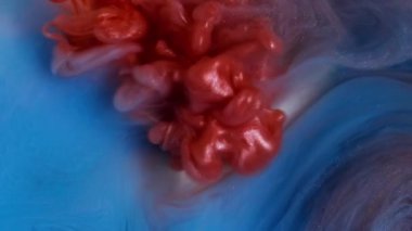 Parlak mürekkep sıçraması. Soyut boya. Yaratıcı sanata yayılan, parlayan suda çözünmüş kırmızı beyaz bulutlu duman..