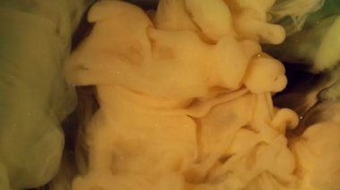 Sis sıçraması. Boya karışımı. Sarı turuncu girdap gizemli akıntı. Renk pigmenti çözünen sanat soyut arkaplan titreşimli dalga çözünürlüğü.