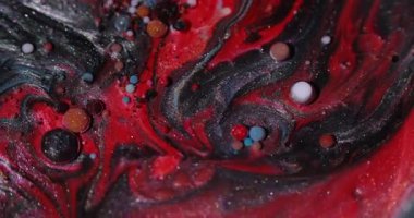 Yağ akışı. Sıvı arka plan. Yaratıcı koyu siyah soyutlama üzerinde yüzen parlak su yuvarlak dokusunda odaksız mavi renk mürekkebi.