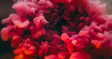 Pembe girdap mürekkebi. Dalga dokusu. Odaklanmamış renkli parıltı parlak buhar sıvısı soyut yaratıcı sualtı arka planında yüzüyor..