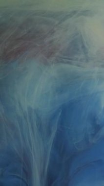 Dikey video. Boya suyu akışı. Asit mürekkebi. Parlak sarı renk sıvı girdap akrilik buhar bulutu mor parıldayan soyut sanat arka planında yüzüyor.