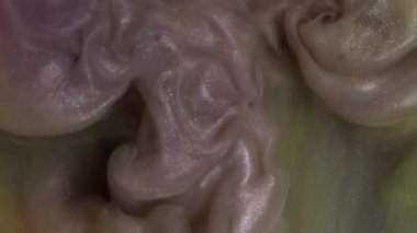 Parlak doku. Soyut boya. Akrilik su parıltılarında çözünmüş mor renk pigmenti yaratıcı ıslak sanat eserlerine sıçrar..