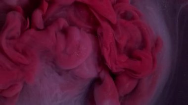 Parıldayan sis. Işıl ışıl geçmiş. Odaklanamayan mor renk parlak kimyasal partiküller soyut kara sanat üzerine yayılan mürekkep dumanı..