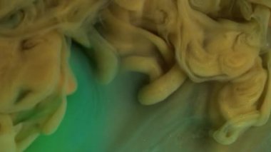 Bulut mürekkebini karıştır. Arkaplanı boya. Odaklanmamış sarı turuncu yeşil renkli sis dokusu girdap dalgalı su sisi sanat soyutlamasında uçuyor.