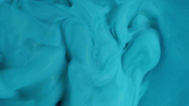 Duman mürekkebi. Fış sanatı. Soyut yaratıcı arka planda büyüyen akrilik su karışımı bulut dumanındaki çözünmüş mavi cyan renk sıvı dokusu.